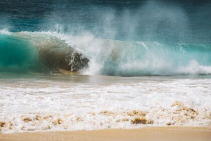 Pacific Ocean waves representing El Nino warm water pattern, Super El Nino 2026